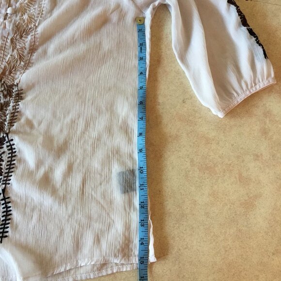 Le Chateau Bohemian Sheer Embroidered 3/4 Sleeve unic - Picture 10 of 10